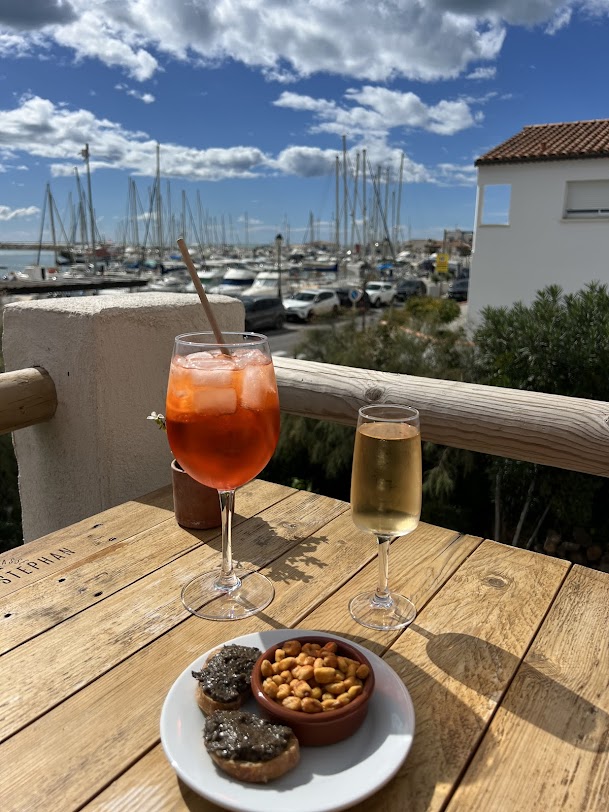 Spritz et vin blanc avec tapas face à la mer