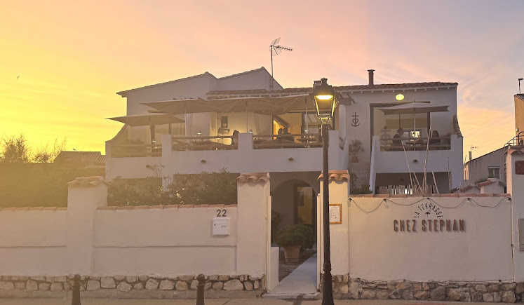 Façade du restaurant La Terrasse chez Stephan au coucher du soleil
