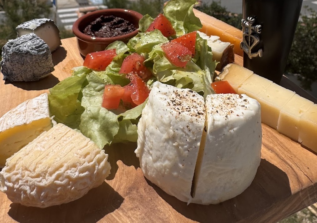 Planche de fromages et tomes de Camargue