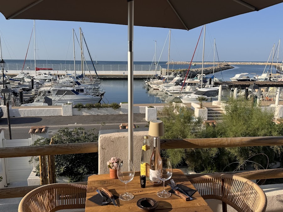 Table dressée avec vue sur le port de plaisance